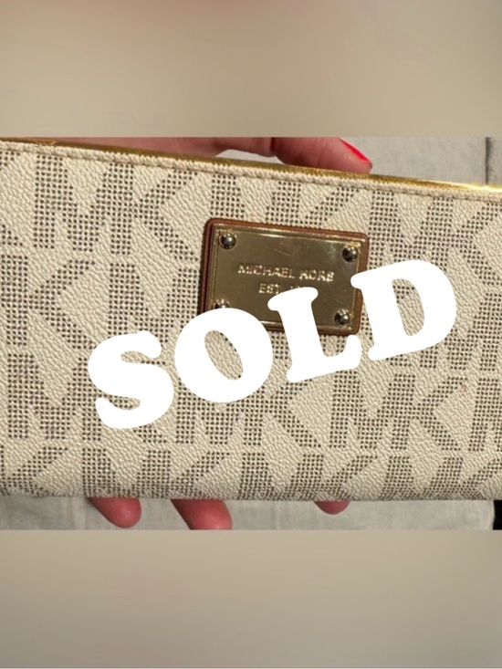 Michael Kors Handbags - Michael Kors Jet Set Travel Continental Wallet Vanilla signature logo Classic